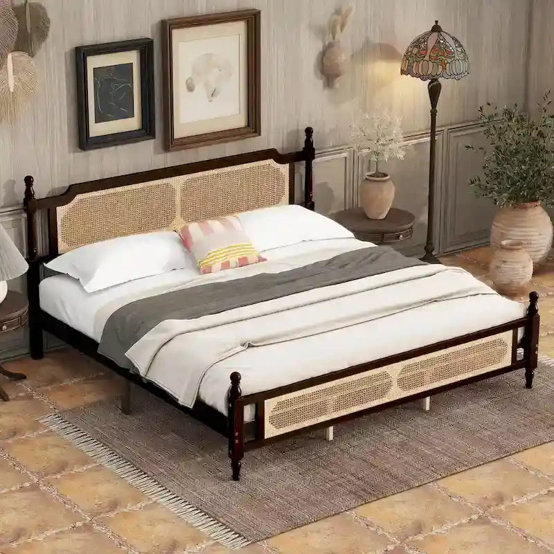 Lit plateforme King avec tête de lit en rotin et rangement sous le lit