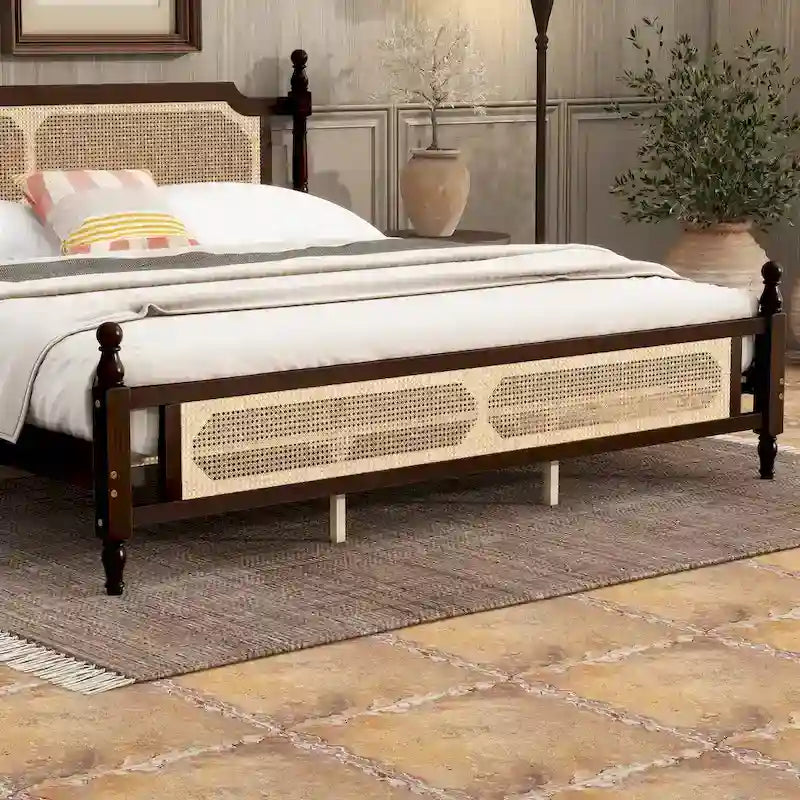 Lit plateforme King avec tête de lit en rotin et rangement sous le lit
