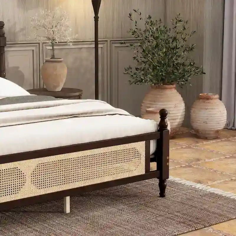 Lit plateforme King avec tête de lit en rotin et rangement sous le lit