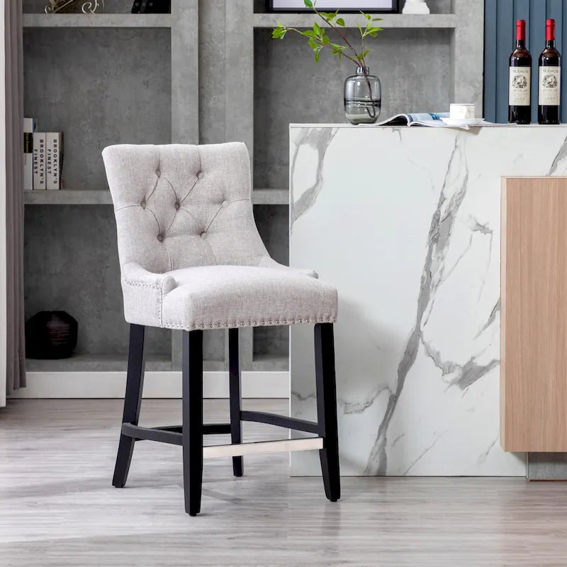 Tabouret de comptoir rembourré Carter 24 avec boutons touffetés, pieds noirs