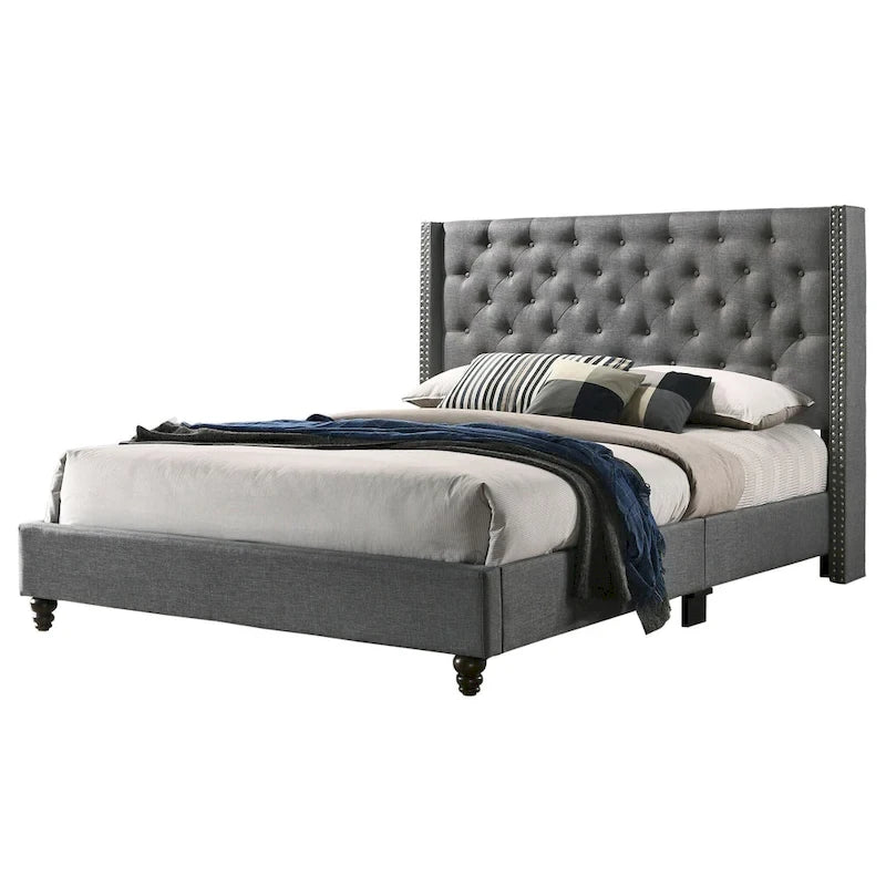 Lit capitonné avec garniture cloutée, en velours ou en tissu sergé