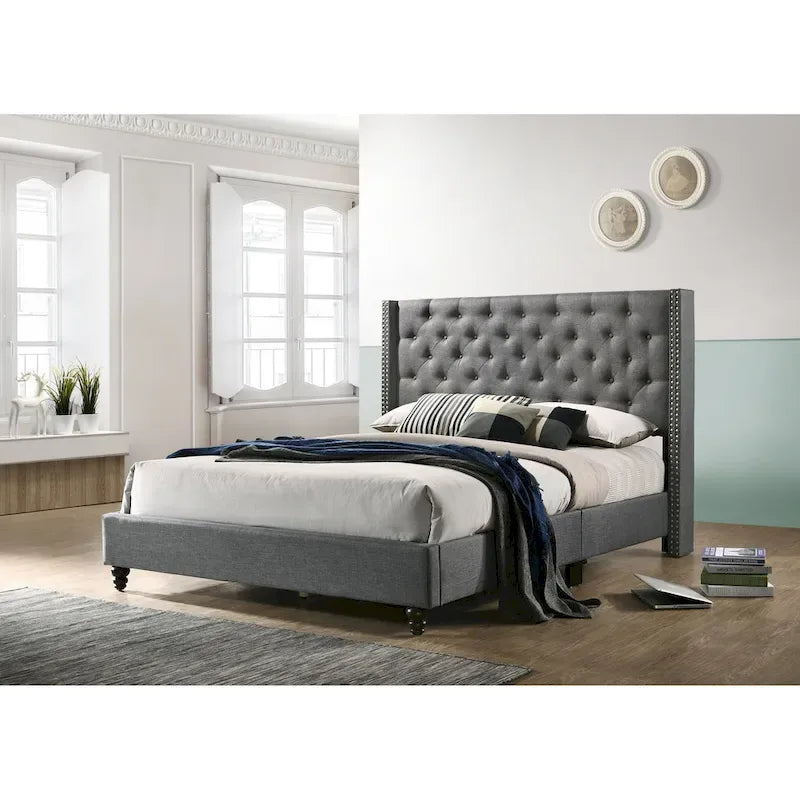 Lit capitonné avec garniture cloutée, en velours ou en tissu sergé