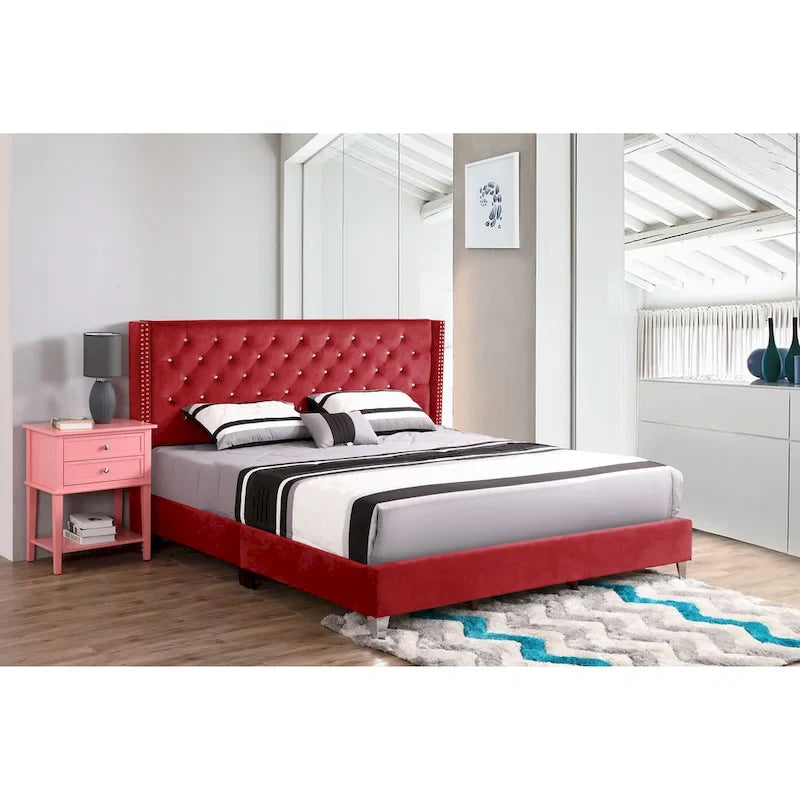 Lit capitonné avec garniture cloutée, en velours ou en tissu sergé