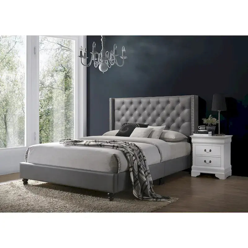 Lit capitonné avec garniture cloutée, en velours ou en tissu sergé