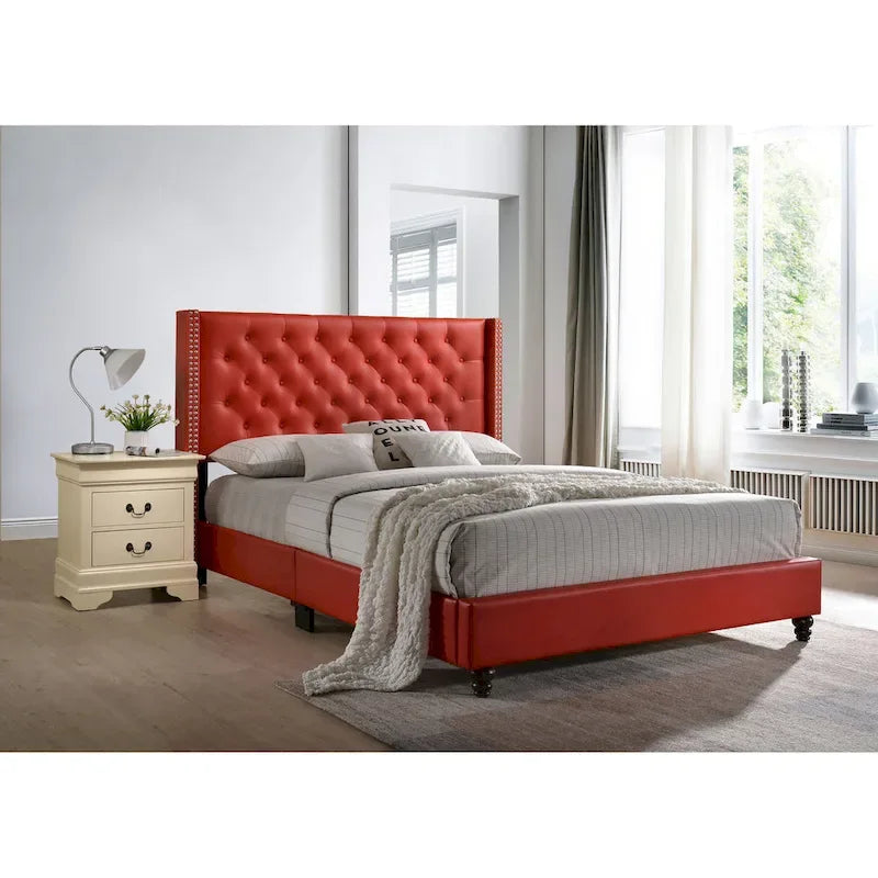 Lit capitonné avec garniture cloutée, en velours ou en tissu sergé
