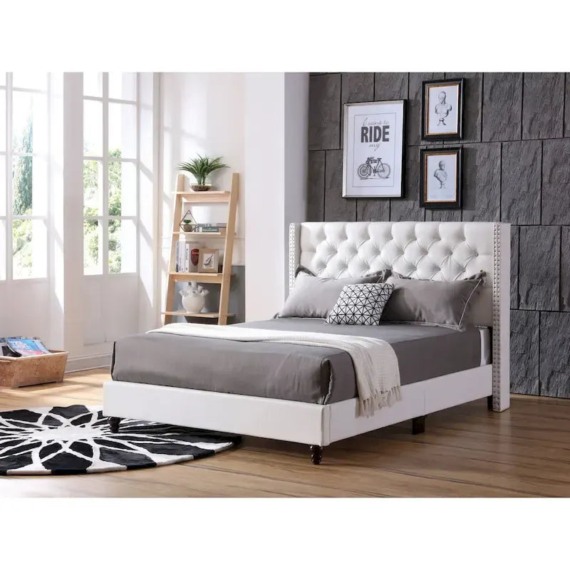 Lit capitonné avec garniture cloutée, en velours ou en tissu sergé