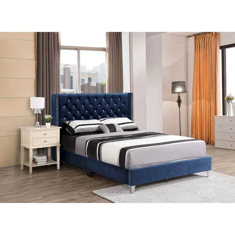Lit capitonné avec garniture cloutée, en velours ou en tissu sergé