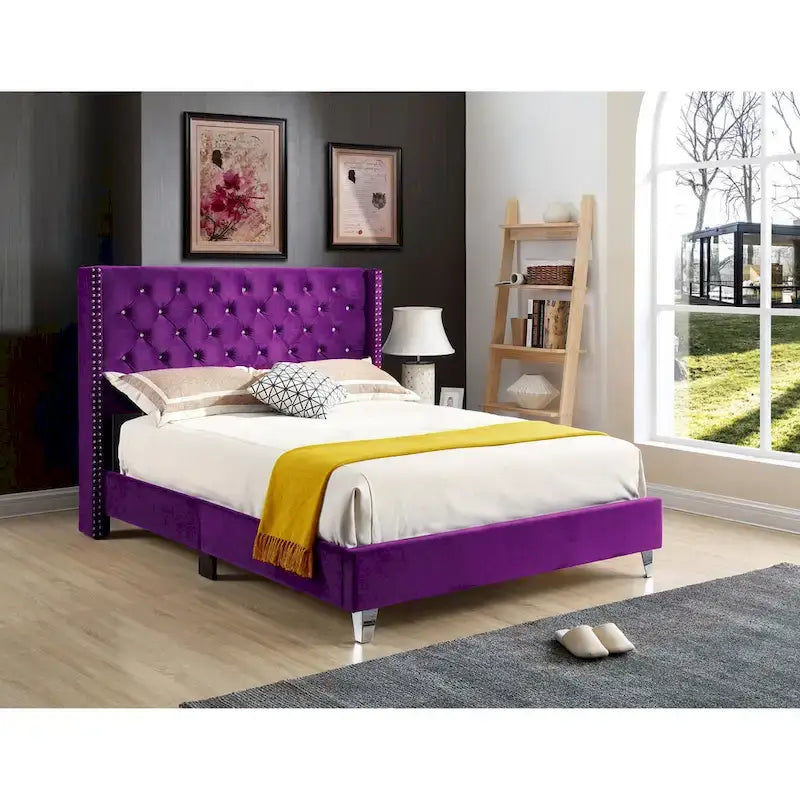 Lit capitonné avec garniture cloutée, en velours ou en tissu sergé
