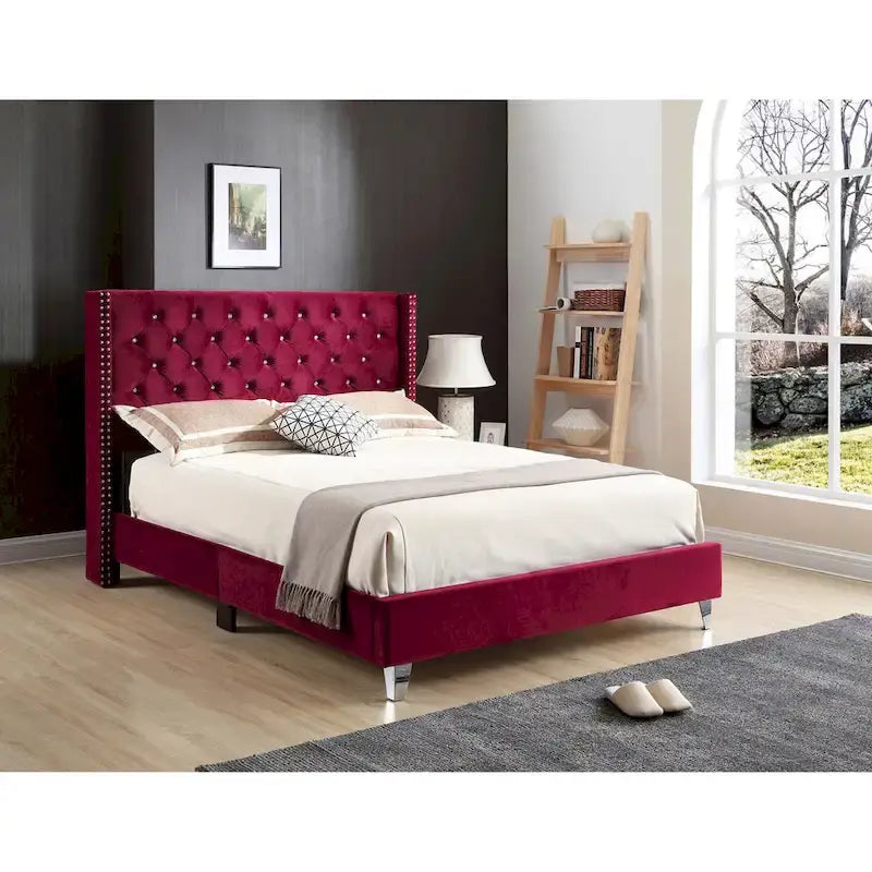 Lit capitonné avec garniture cloutée, en velours ou en tissu sergé