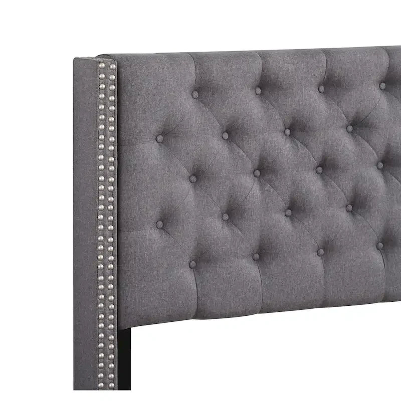Lit capitonné avec garniture cloutée, en velours ou en tissu sergé
