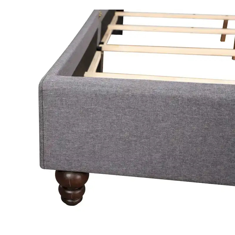 Lit capitonné avec garniture cloutée, en velours ou en tissu sergé