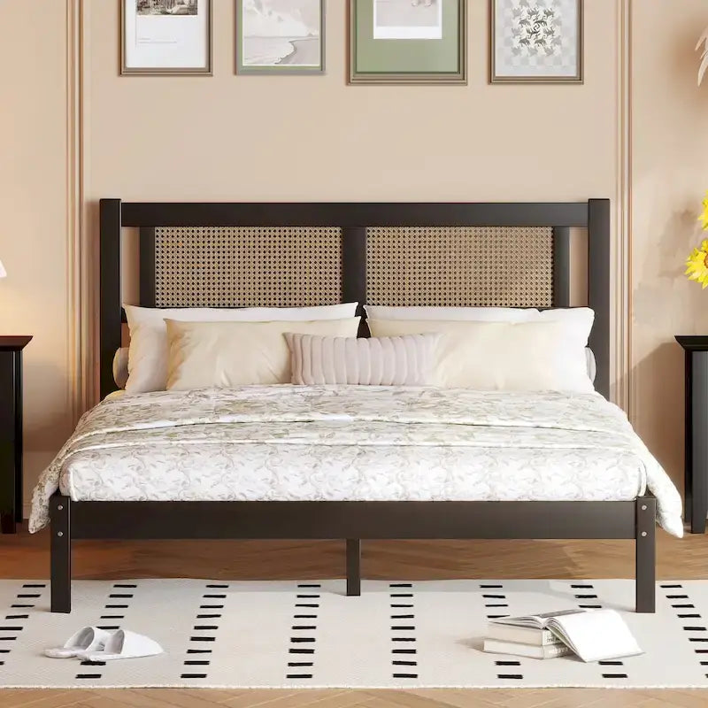 Lit plate-forme queen size en bois avec tête de lit en rotin naturel