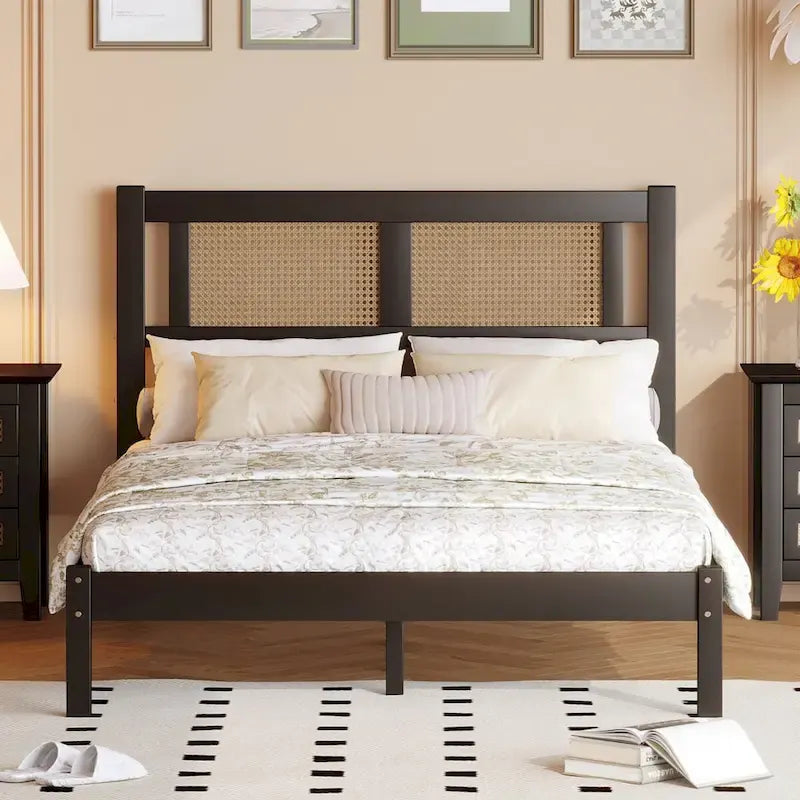 Lit plate-forme queen size en bois avec tête de lit en rotin naturel