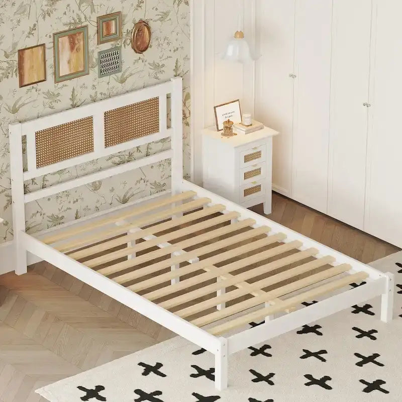 Lit plateforme Queen Size en bois avec tête de lit en rotin naturel