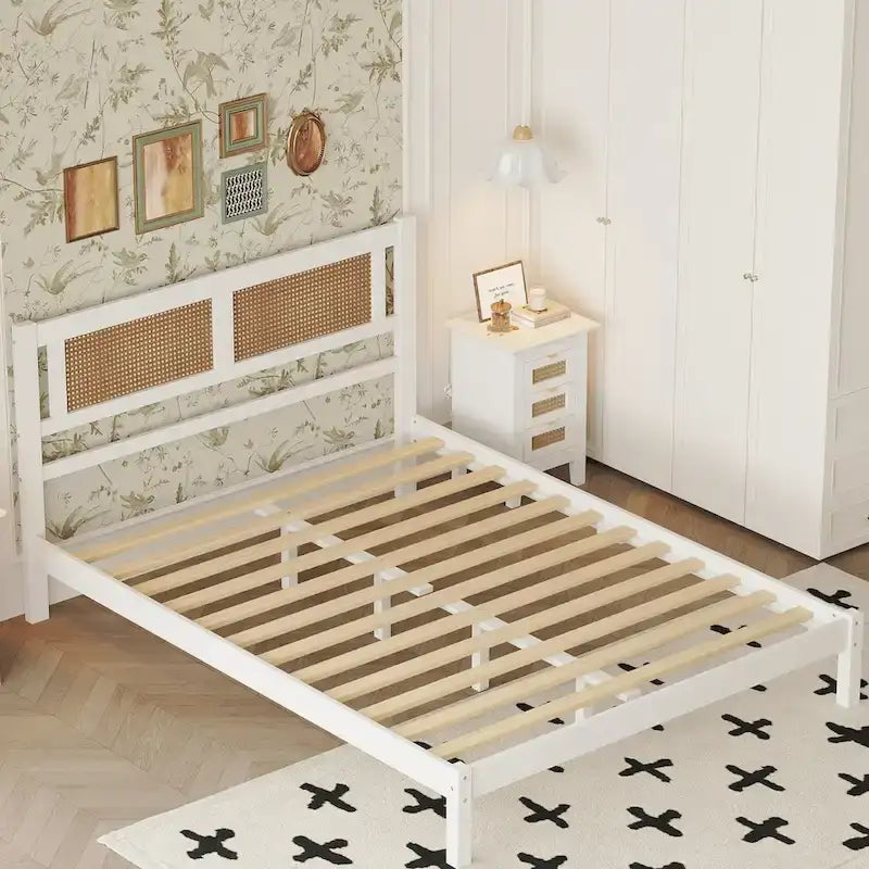Lit plateforme Queen Size en bois avec tête de lit en rotin naturel