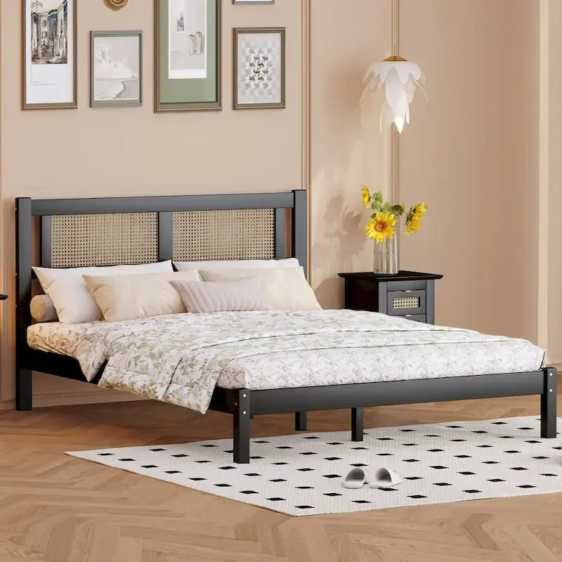 Lit plateforme Queen Size en bois avec tête de lit en rotin naturel