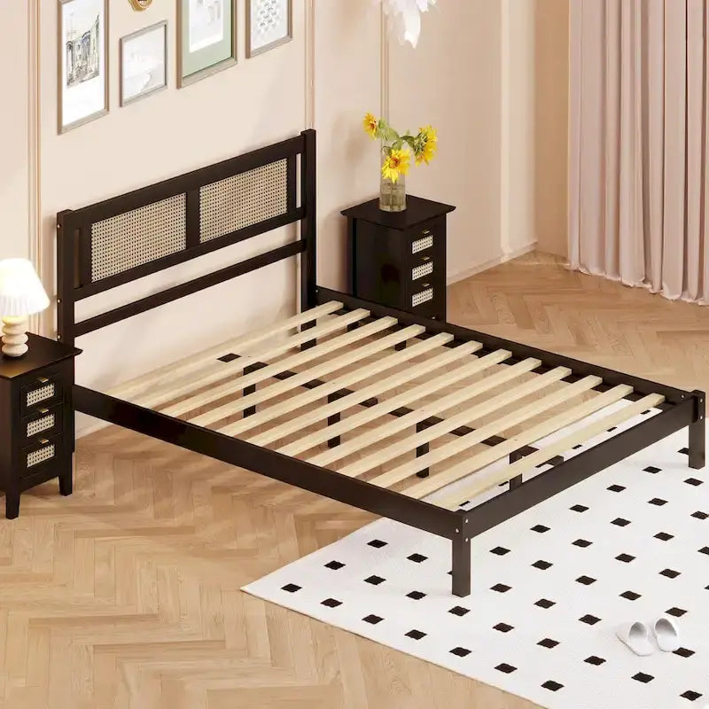 Lit plateforme Queen Size en bois avec tête de lit en rotin naturel